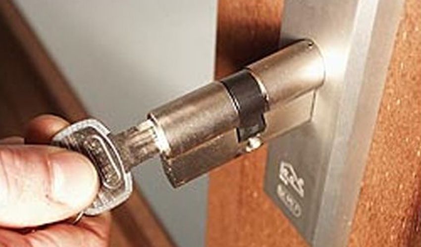 Monteur sleutelt aan een slot van een woning in Schijndel Monteur sleutelt aan een slot van een woning in Schijndel